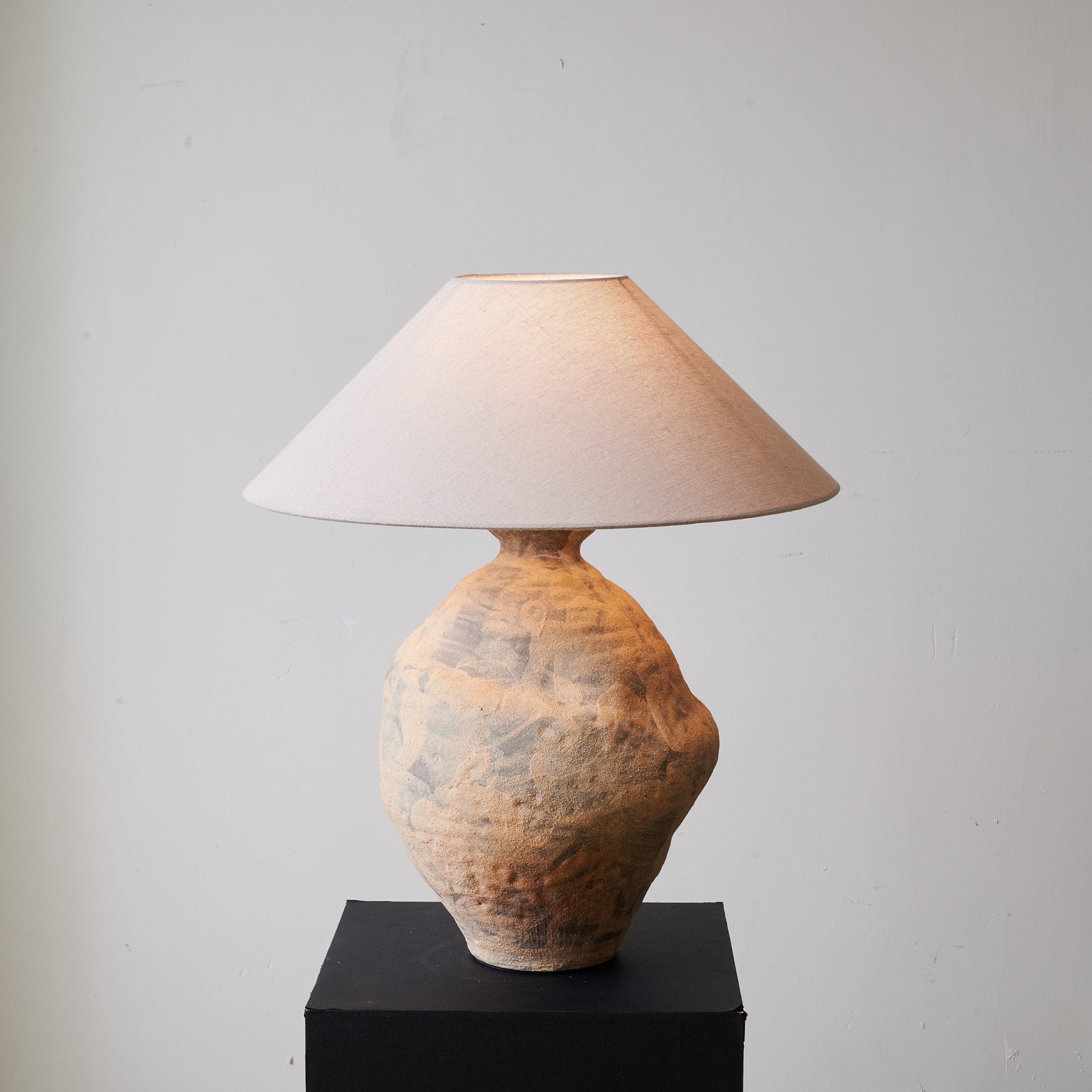 Duna Sculpted Clay Table Lamp