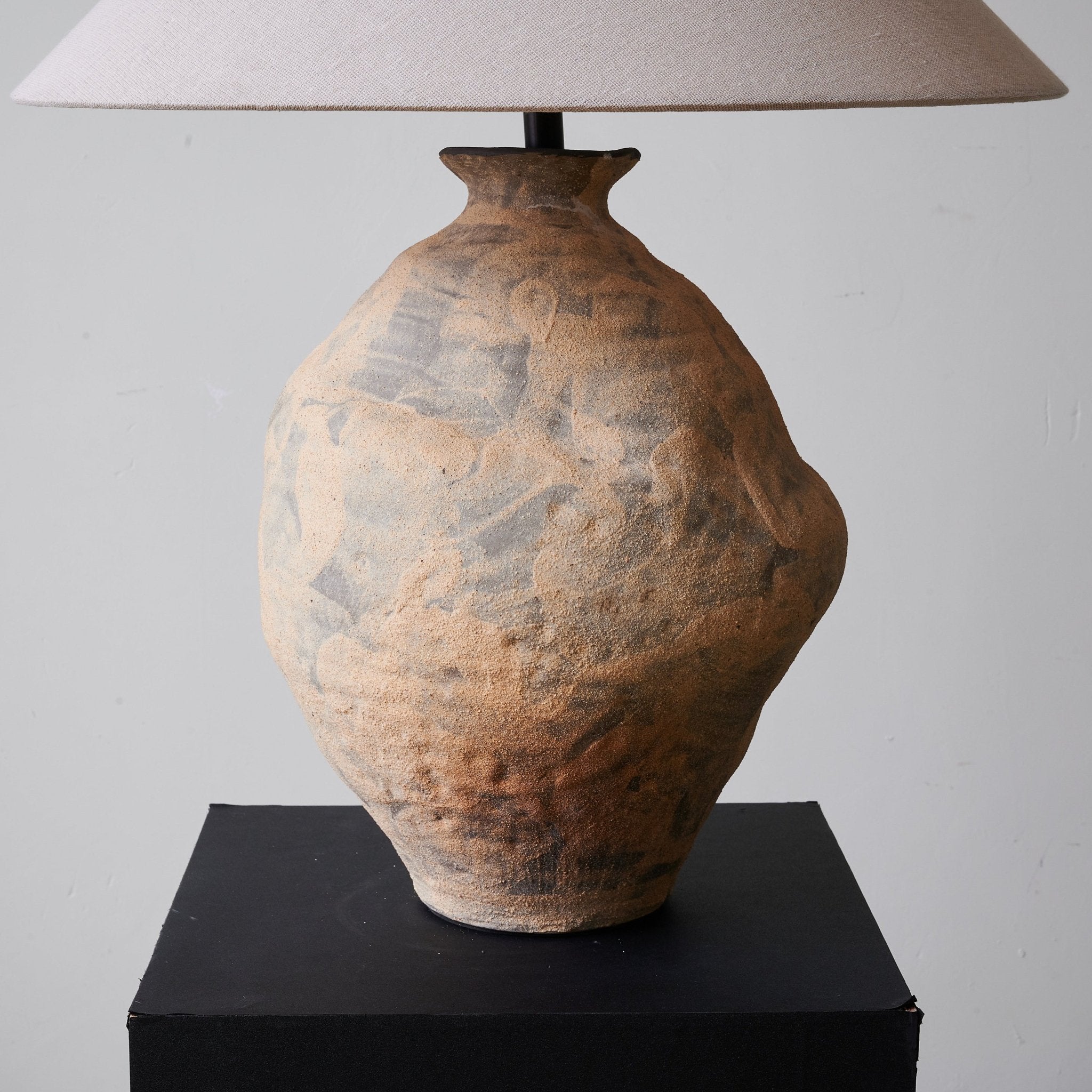 Duna Sculpted Clay Table Lamp
