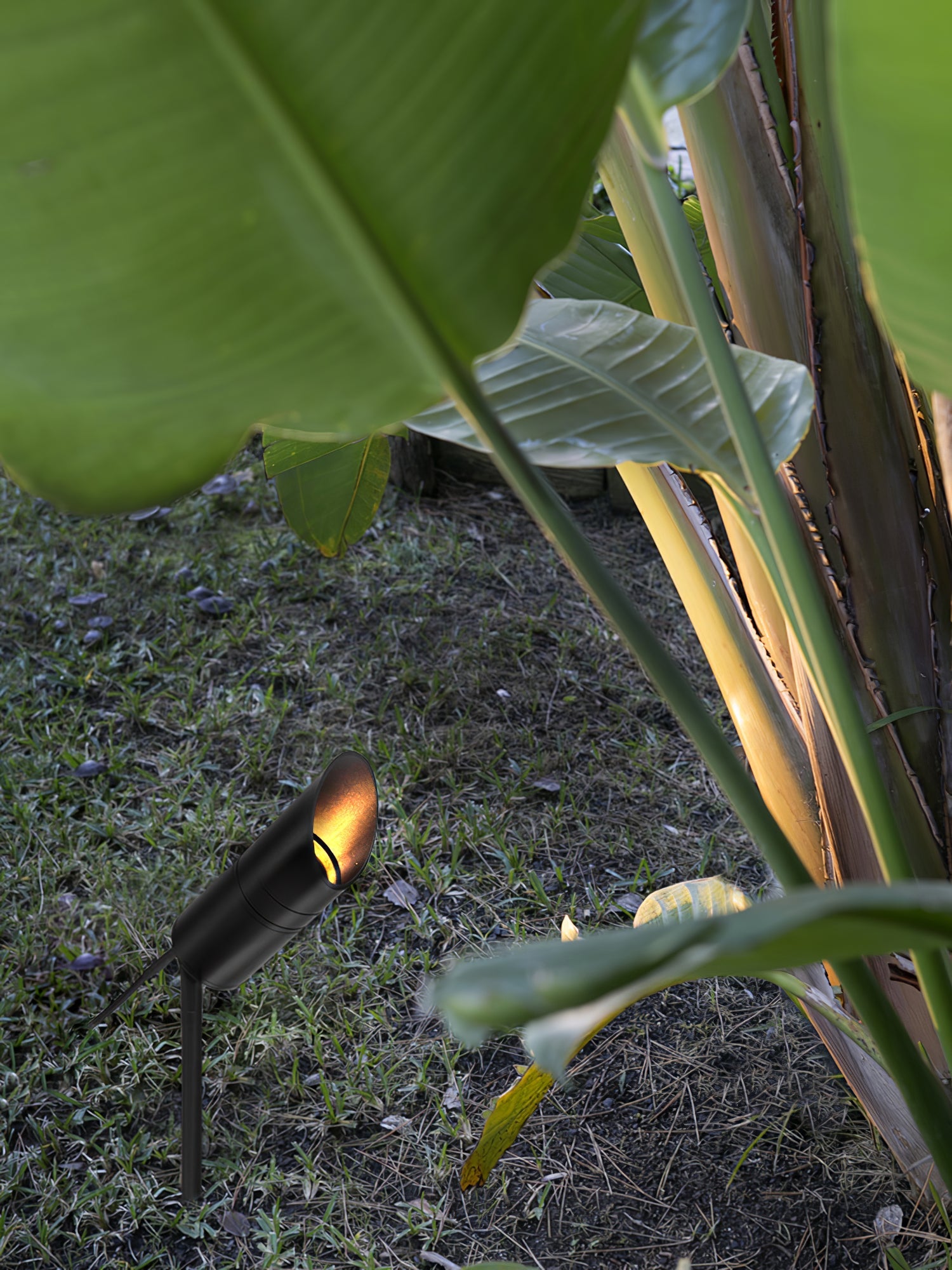 Shadow Pierce Ground Spike Light