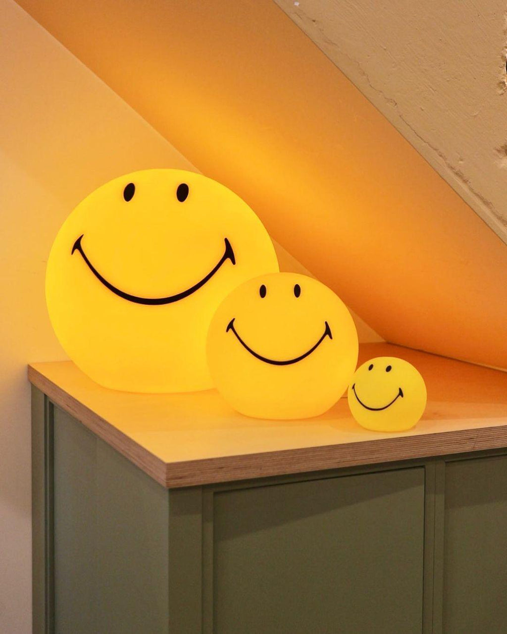 Smiling Rechargeable Built-in Battery Portable lamp Table Lamp