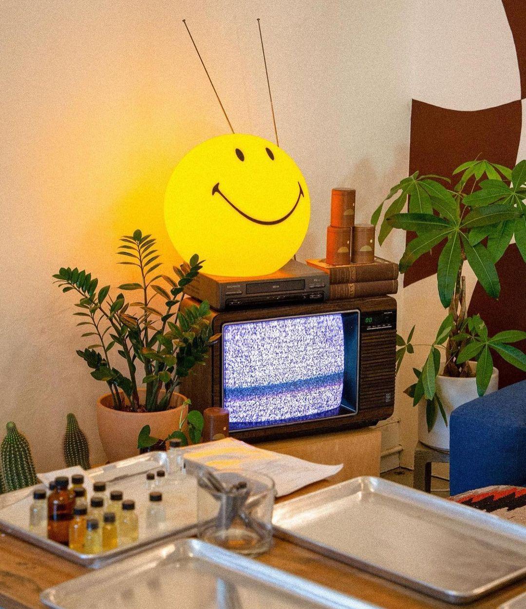 Smiling Rechargeable Built-in Battery Portable lamp Table Lamp