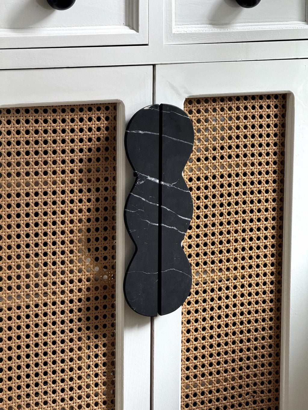 Twin-Curve Pull Handle