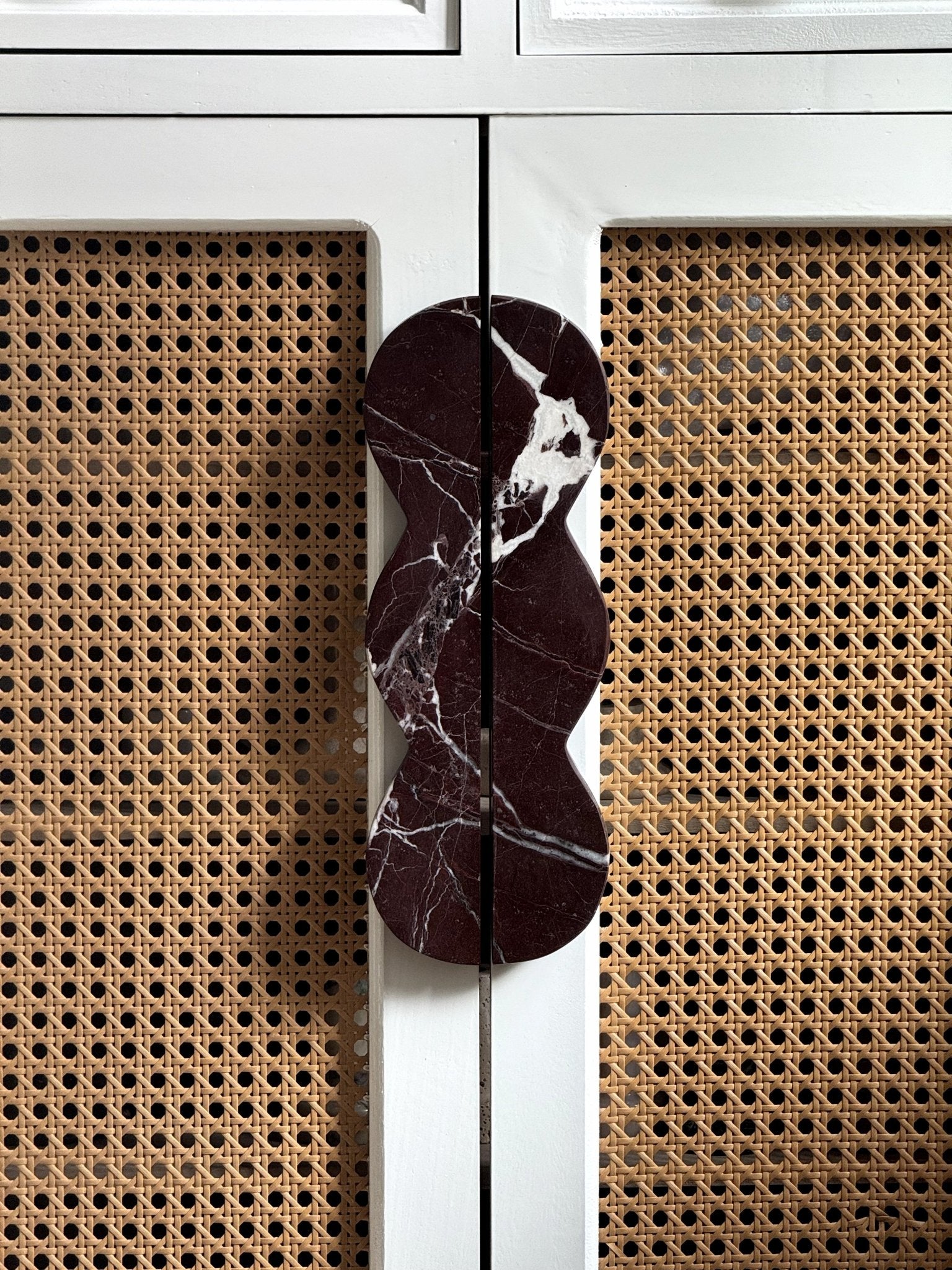 Twin-Curve Pull Handle