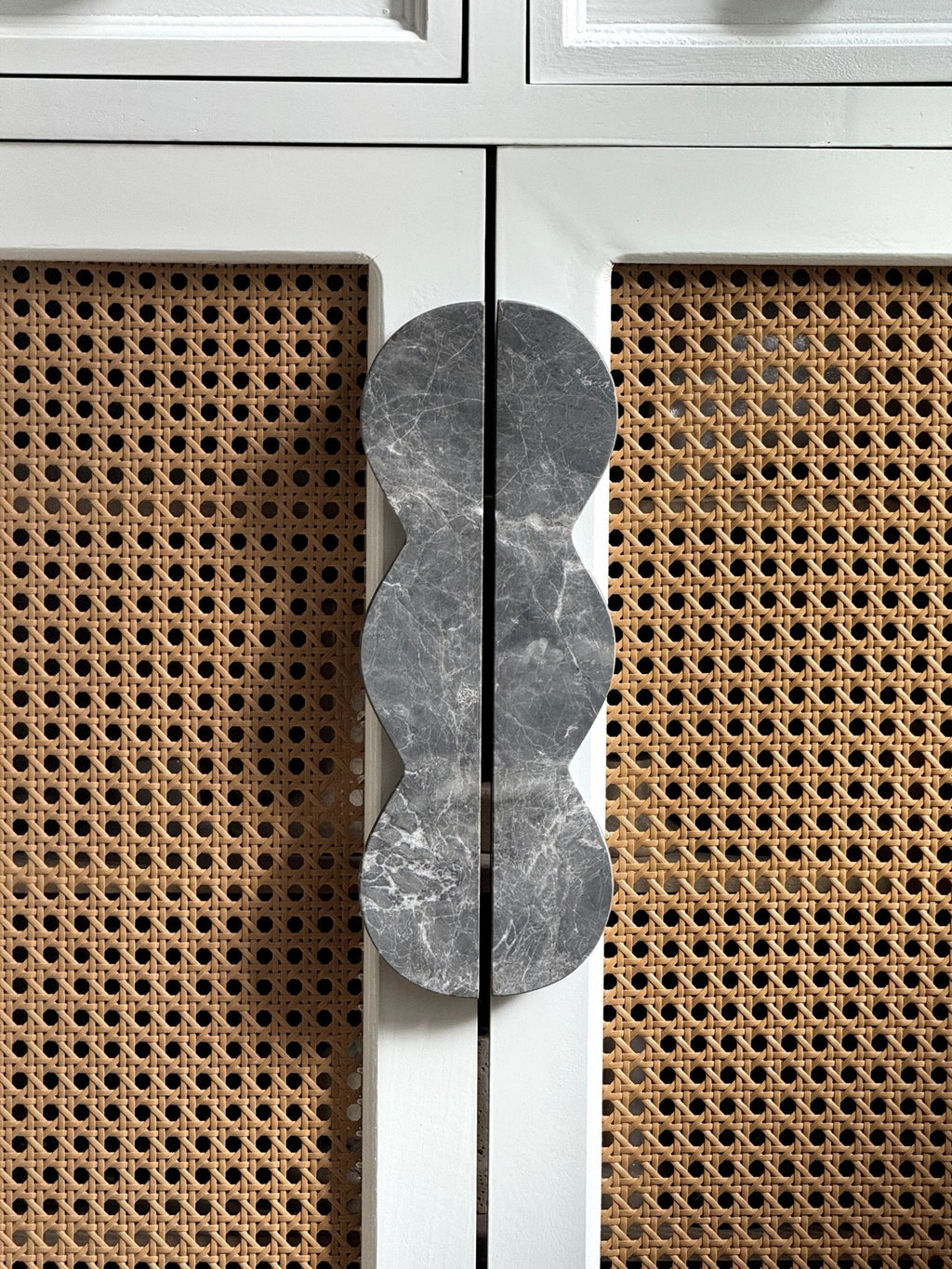 Twin-Curve Pull Handle