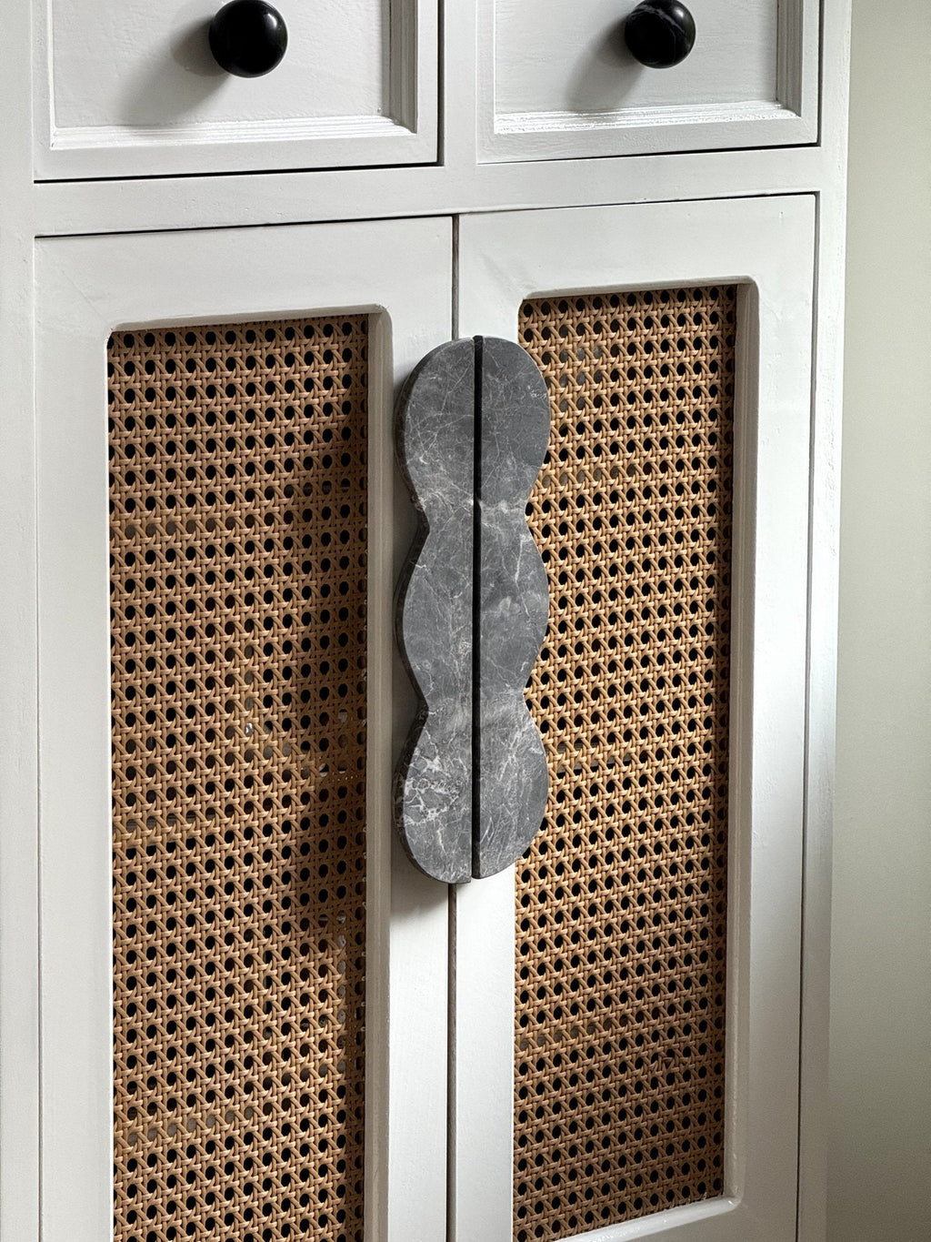 Twin-Curve Pull Handle