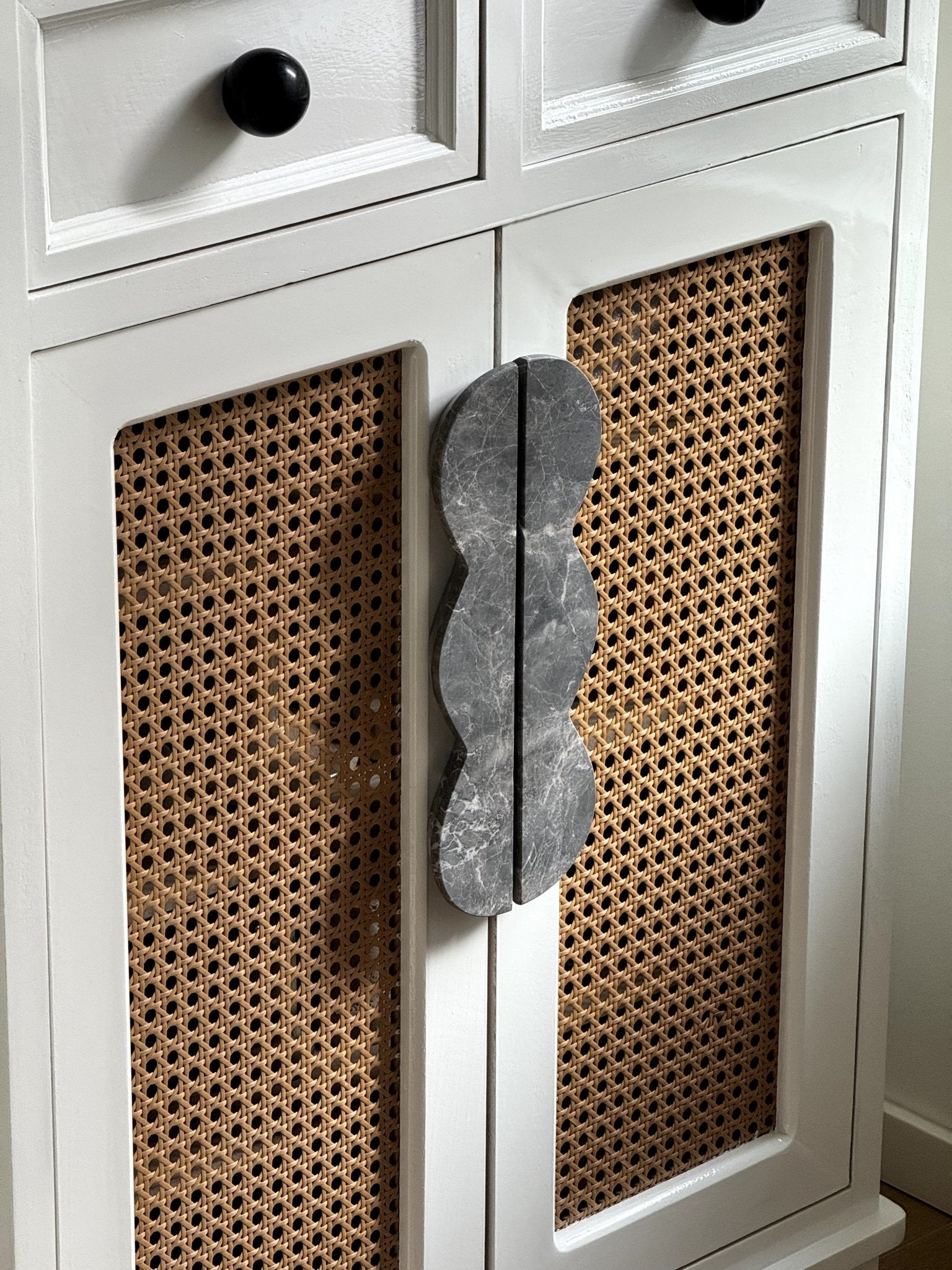 Twin-Curve Pull Handle