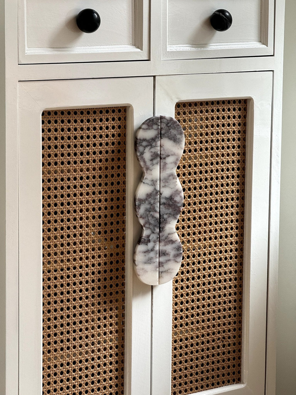 Twin-Curve Pull Handle